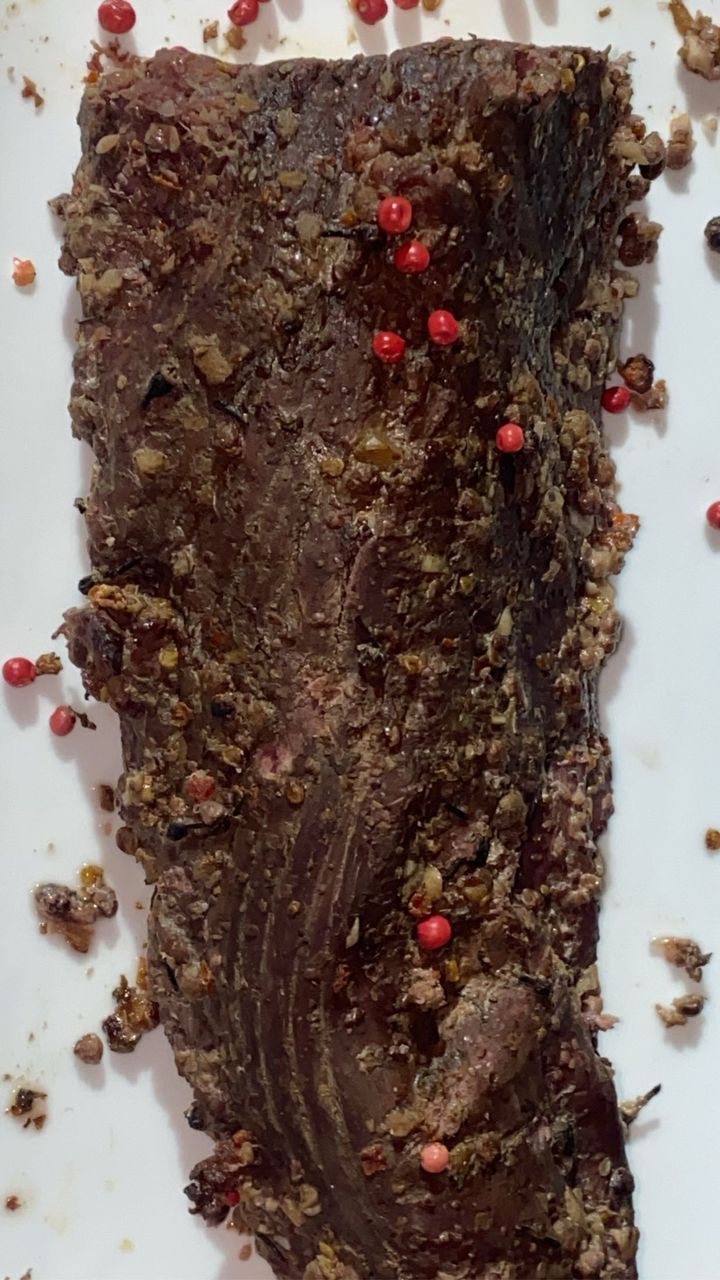 Filet de bœuf fumé au poivre sauvage et baie rose de Madagascar. Barquette de 14/15 tranches de filet.